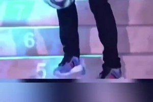 被炫到了！克羅斯背身顛球上樓梯