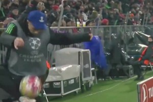 球技如何？安聯(lián)球童在歐冠與場邊熱身的特爾練習傳球