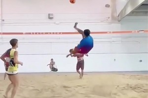 老了還是足球精靈！沙灘足球場(chǎng)的小羅還是寶刀未老