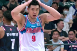 爭議判罰大家怎么看！吳冠希大帽崔永熙被吹犯規(guī) 下場后口吐芬芳！