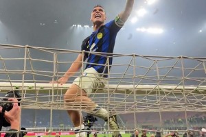 爬橫梁這事，還是勞塔羅有經(jīng)驗