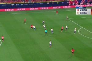 山東助教團(tuán)激烈質(zhì)疑邊裁，其中一人被直紅罰下場