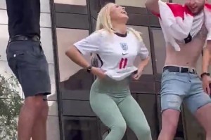 網(wǎng)飛出英格蘭歐洲杯決賽紀(jì)錄片，女球迷：為啥我脫衣慶祝沒入鏡？