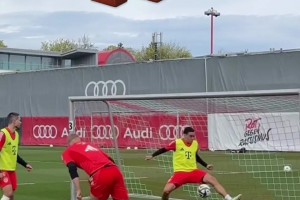 諾伊爾：穆夏拉球門交給你，我去踢前場(chǎng)了！