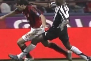 面對那時尤文的鐵血中場，卡卡5次過人成功，造3黃！